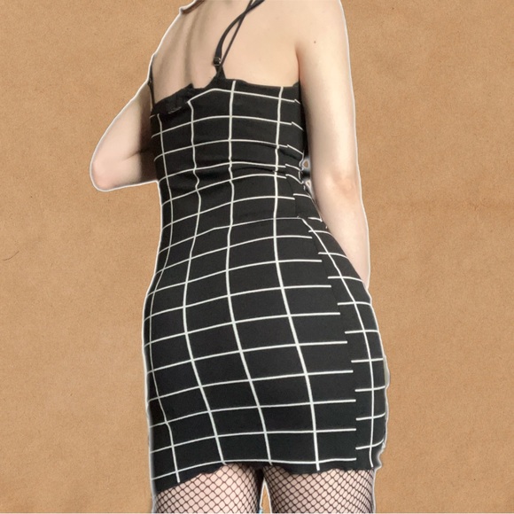 90s GRUNGE BLACK AND WHITE GRID PATTERN LETTUCE HEM DRESS - Picture 11 of 14